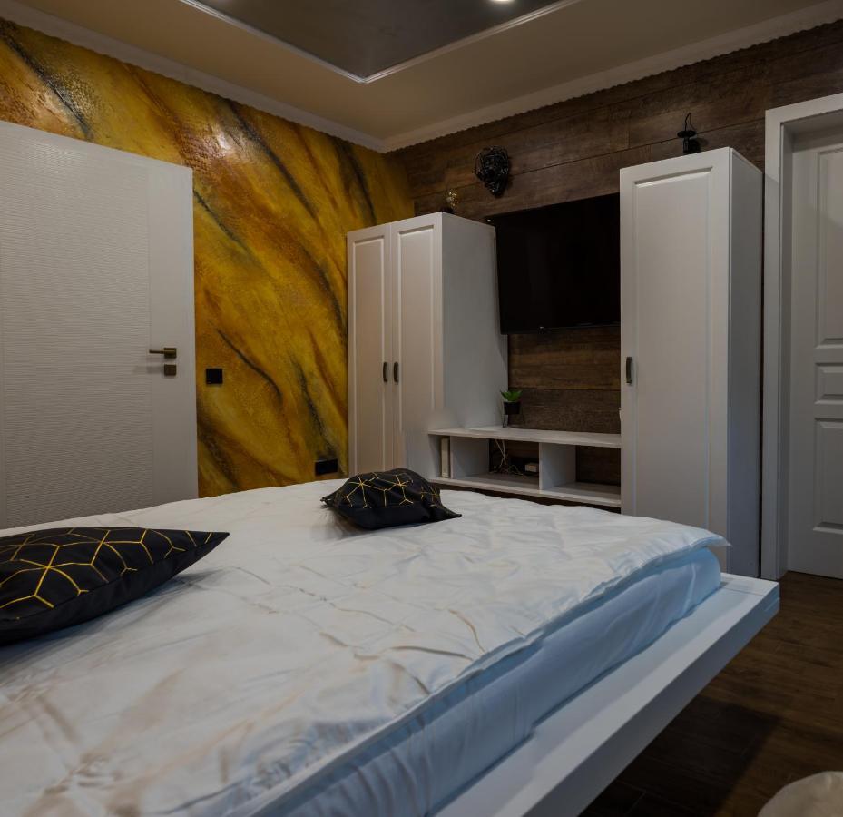 Cyborg Flat Petrosani Apartment Ngoại thất bức ảnh
